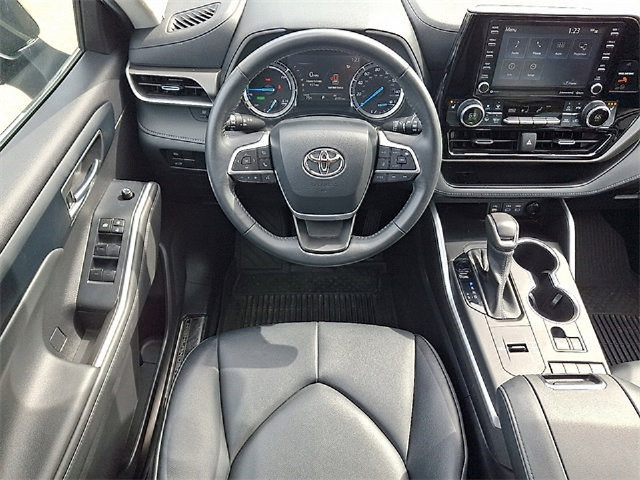 Used 2022 Toyota Highlander XLE AWD/4WD image 11