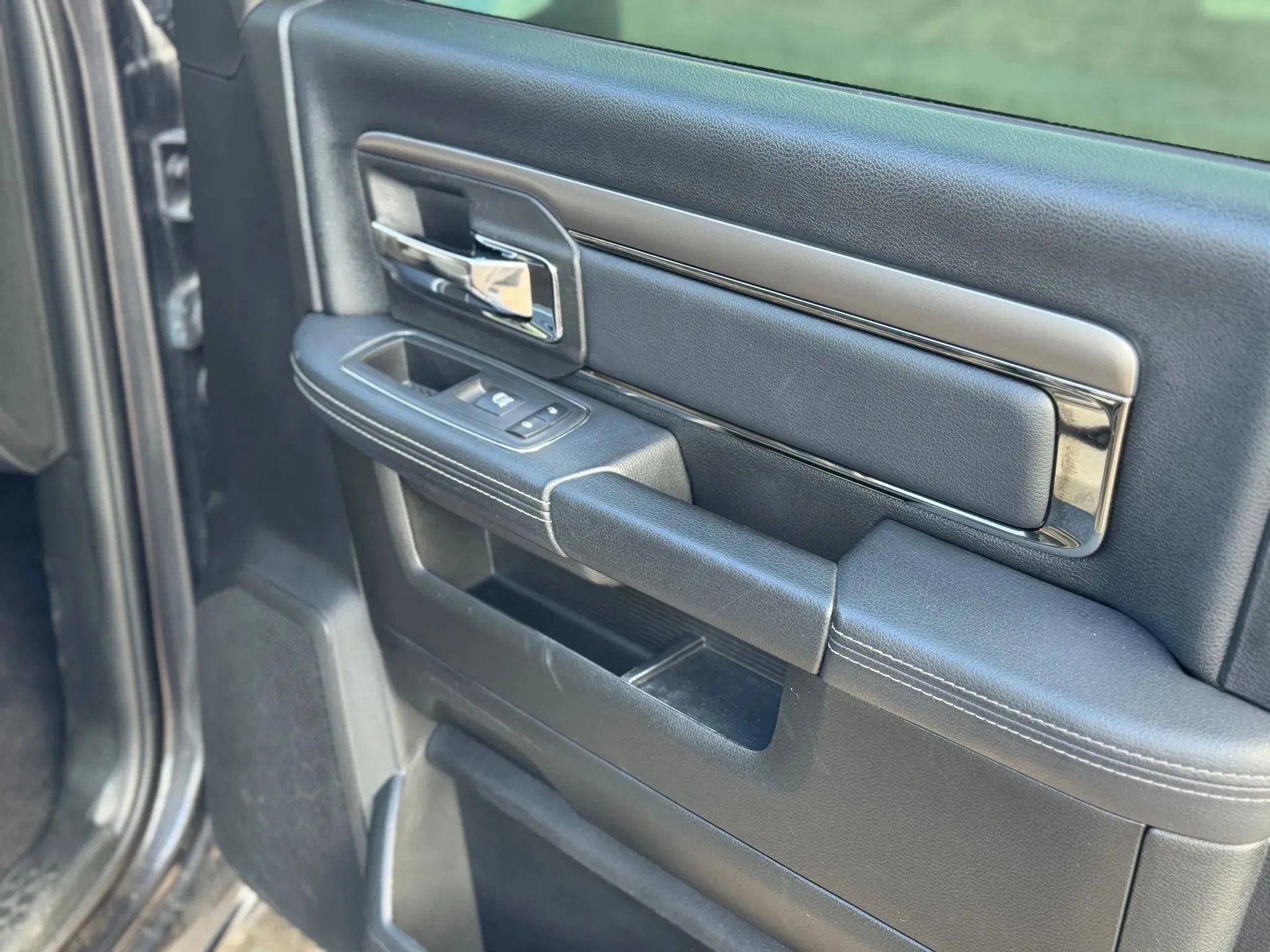 Used 2018 RAM 3500 Laramie w/ Sport Appearance Group AWD/4WD image 27