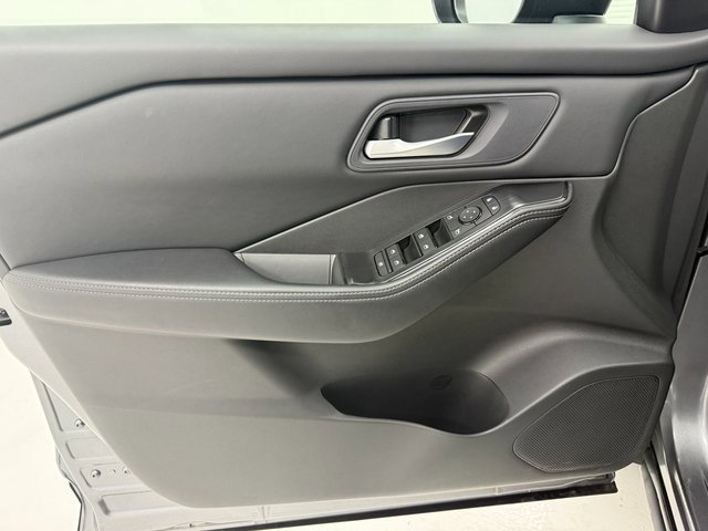 Used 2025 Nissan Rogue SV image 29