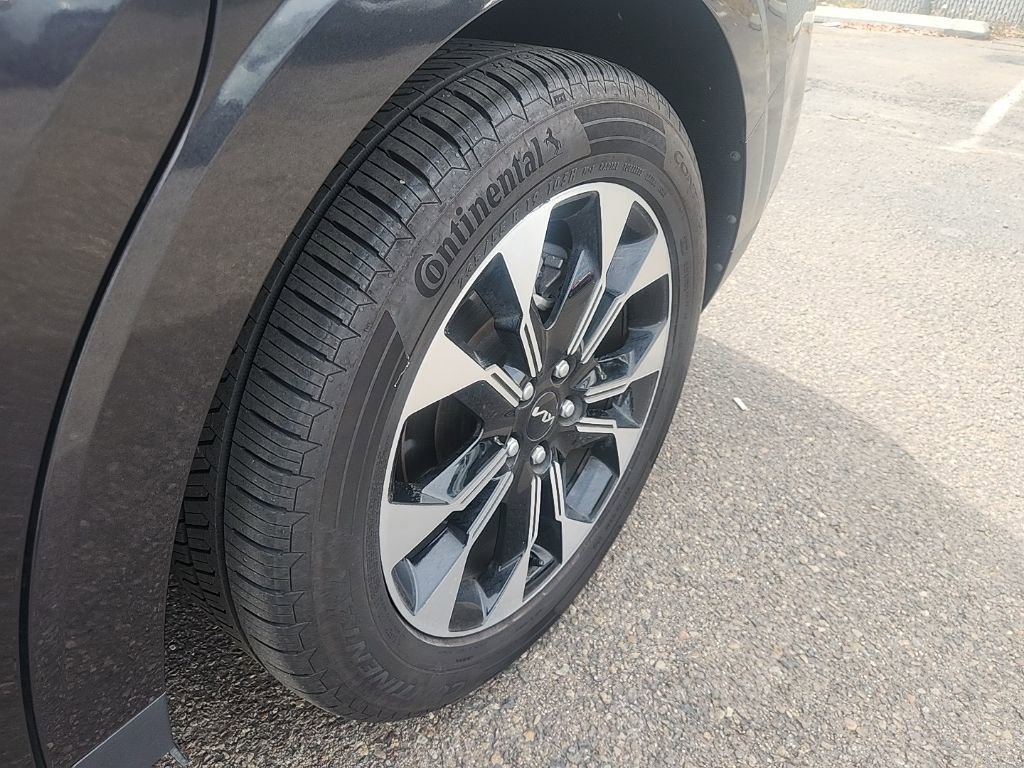 Used 2023 Kia Carnival EX image 8