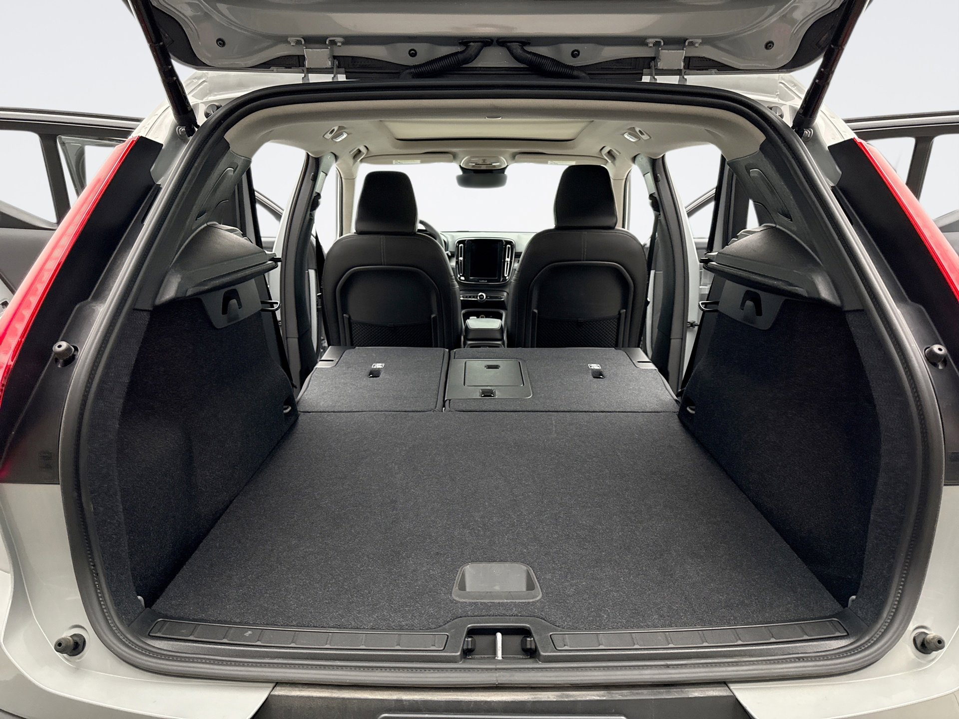 Used 2025 Volvo XC40 B5 Core image 23