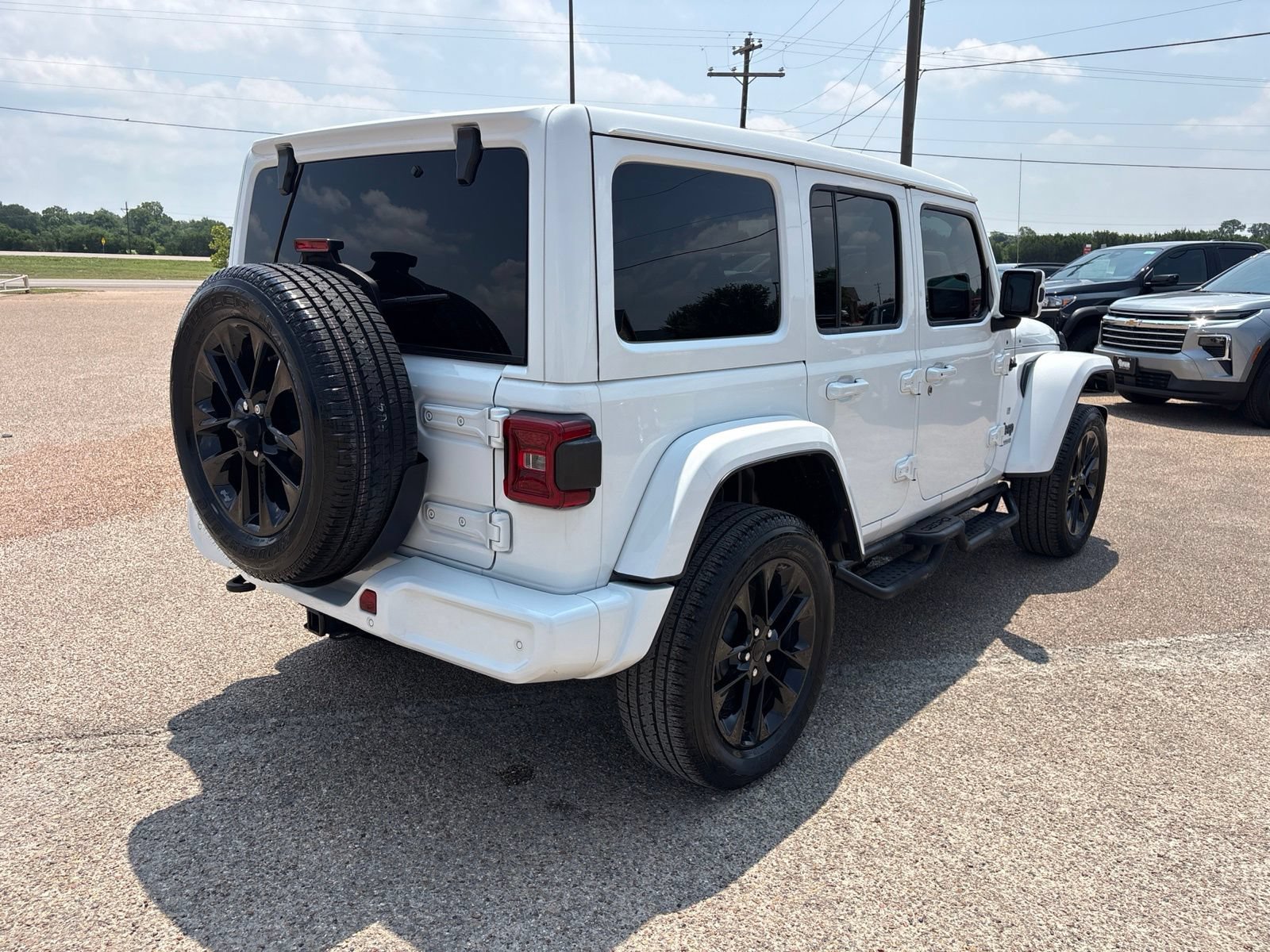 Used 2021 Jeep Wrangler Unlimited Sahara AWD/4WD image 6
