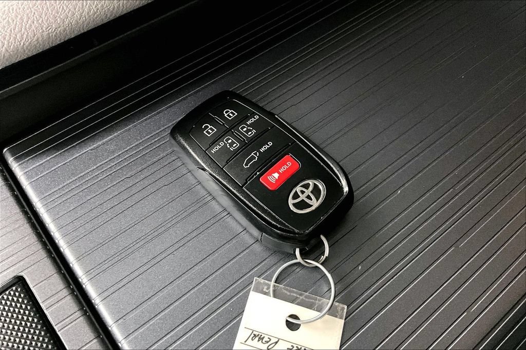 Used 2026 Toyota Sienna XLE FWD image 12