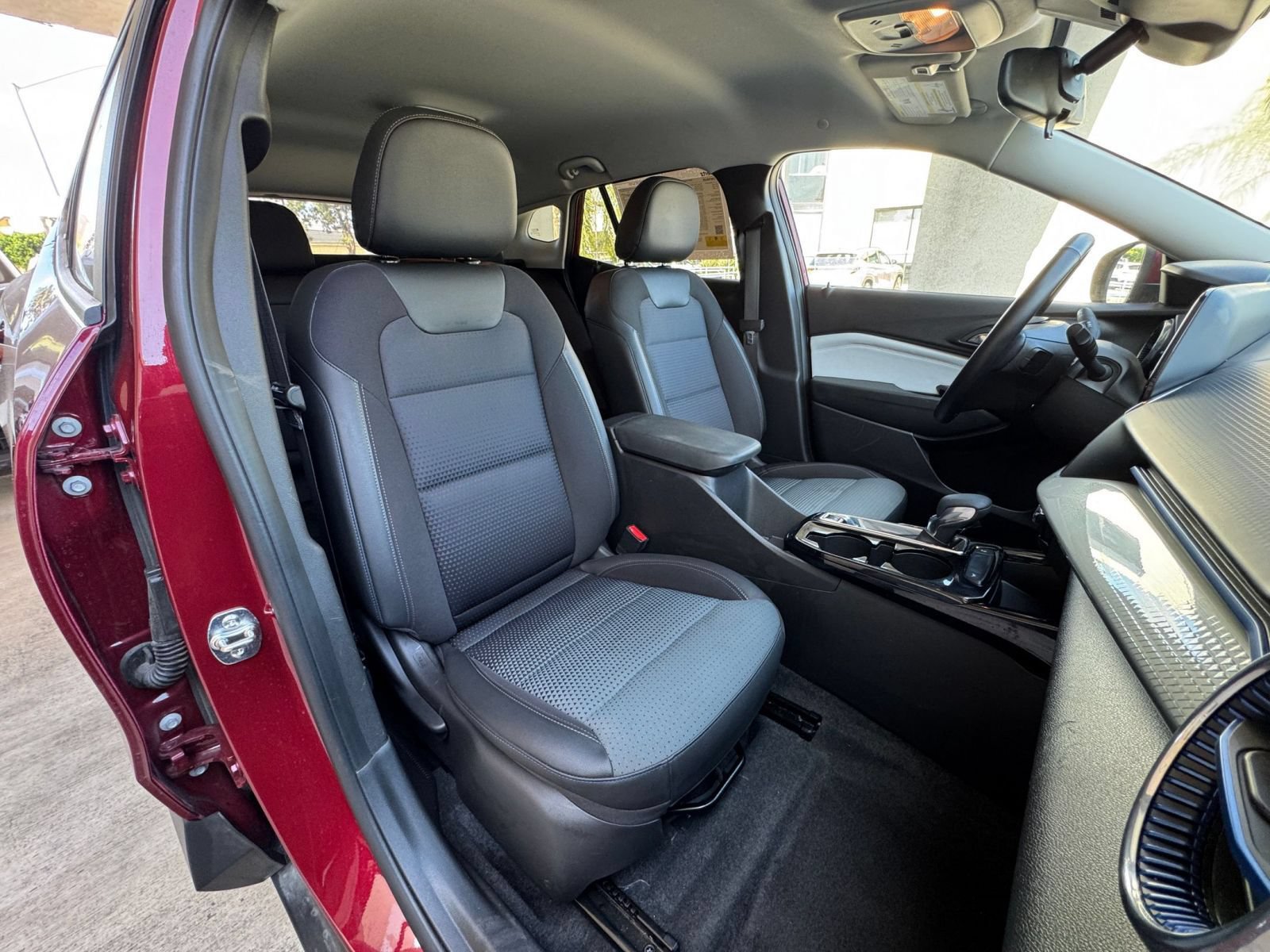 Used 2025 Chevrolet Trax LT w/ LT Convenience Package FWD image 35