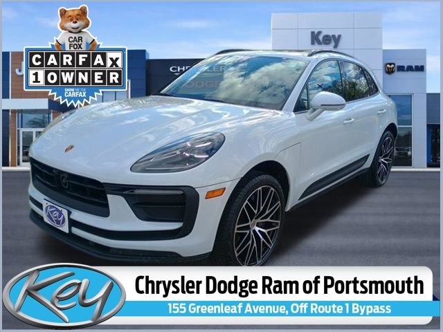 Used 2025 Porsche Macan AWD/4WD image 1