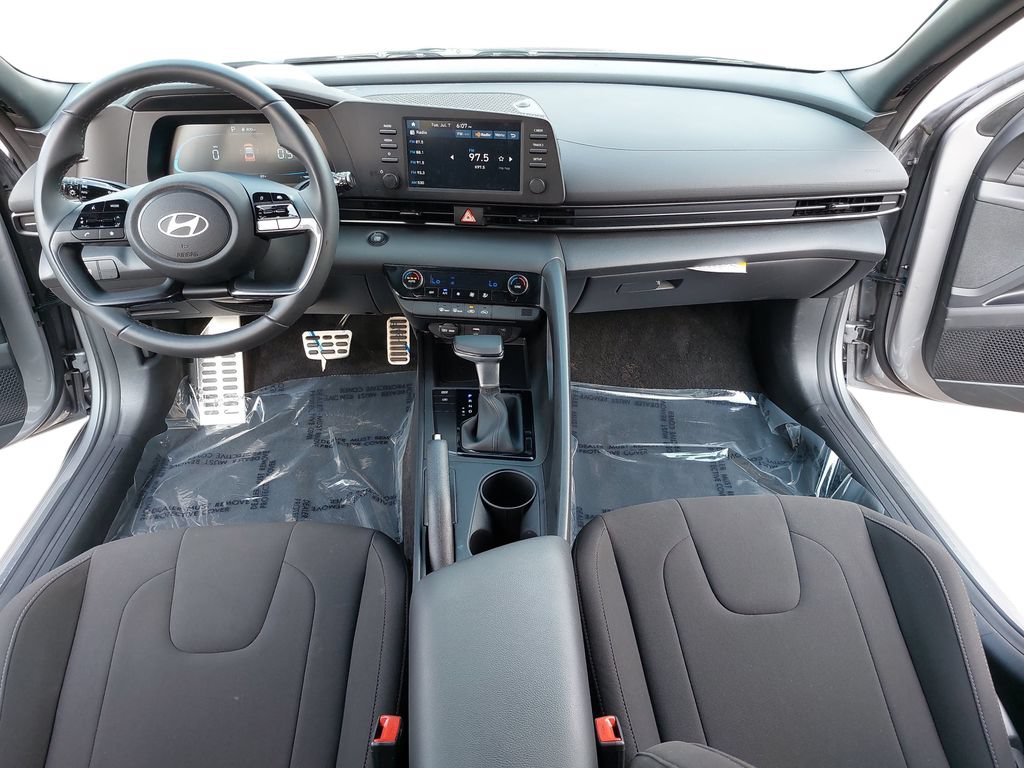 Certified 2025 Hyundai Elantra Sport FWD image 9