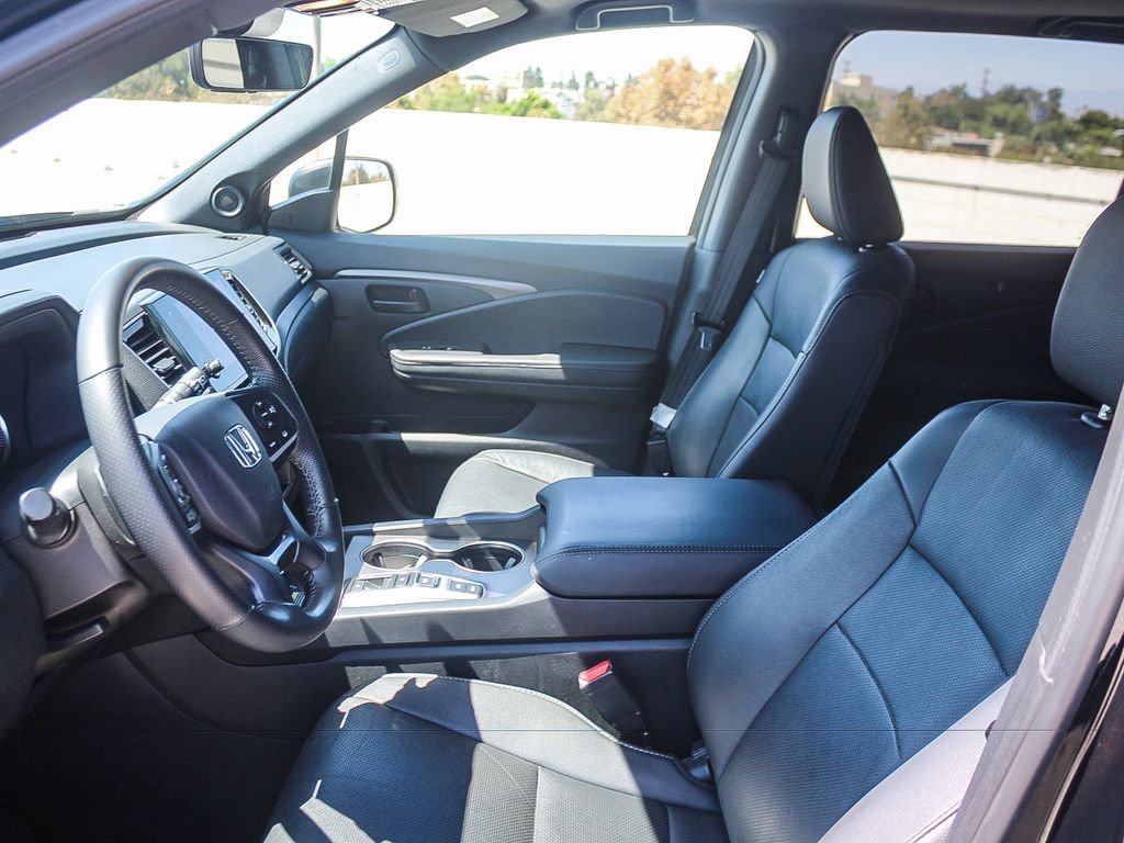 Certified 2025 Honda Passport EX-L image 18