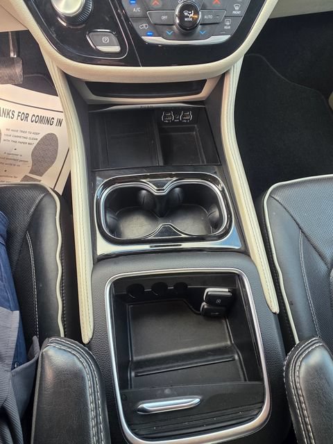 Used 2023 Chrysler Pacifica Limited FWD image 19