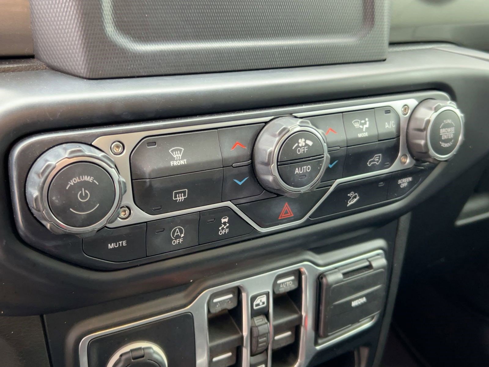 Used 2019 Jeep Wrangler Unlimited Sahara image 26