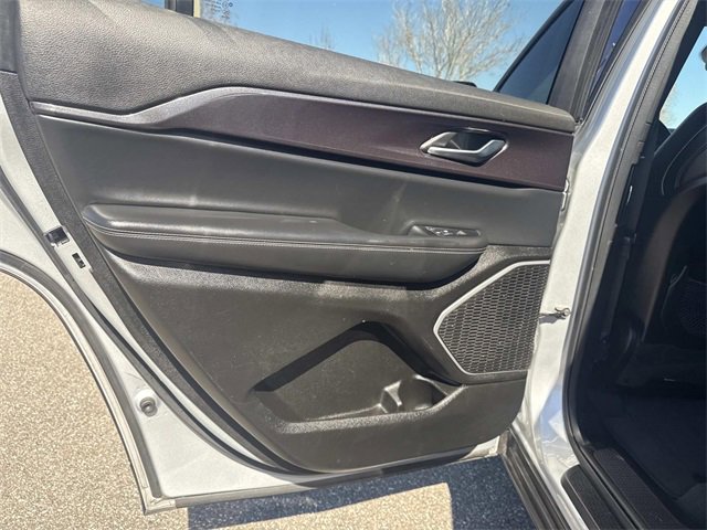 Used 2022 Jeep Grand Cherokee L Altitude image 12