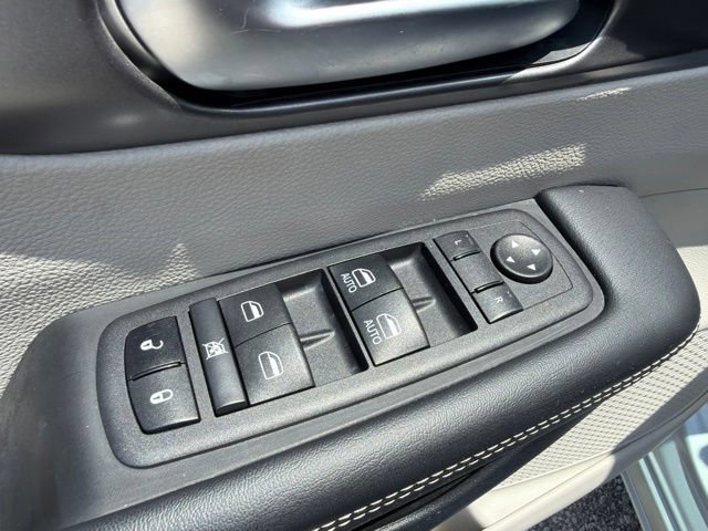 Used 2023 Chrysler Pacifica Touring-L FWD image 24