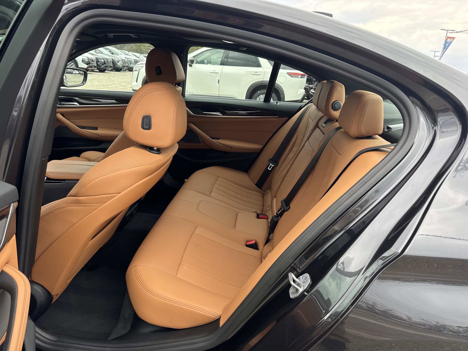 Used 2022 BMW 530i xDrive w/ Premium Package image 12