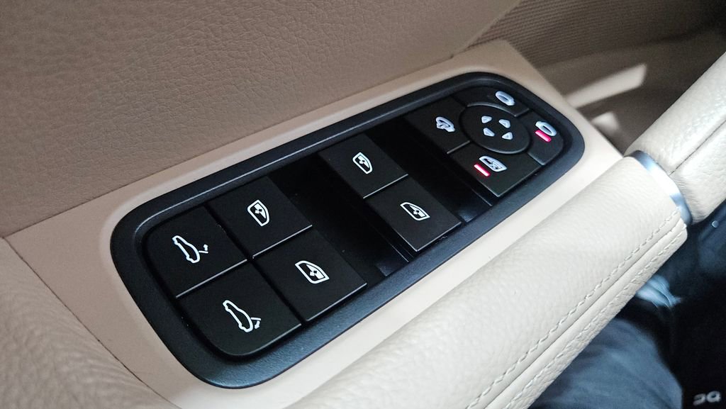 Used 2023 Porsche Cayenne Platinum Edition AWD/4WD image 22