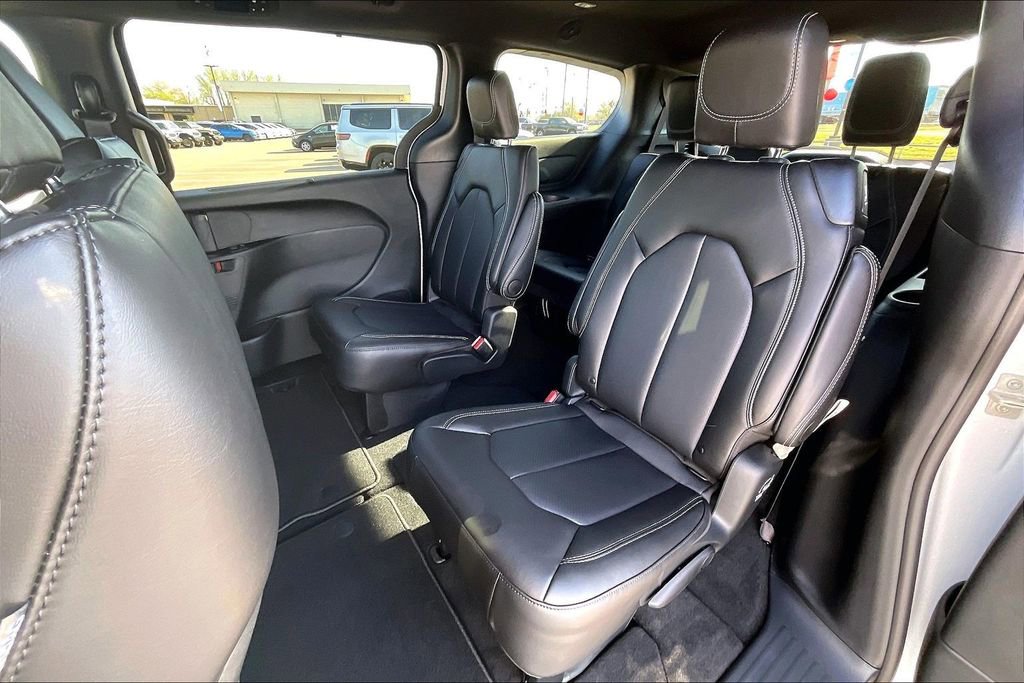 New 2026 Chrysler Pacifica Select FWD image 10