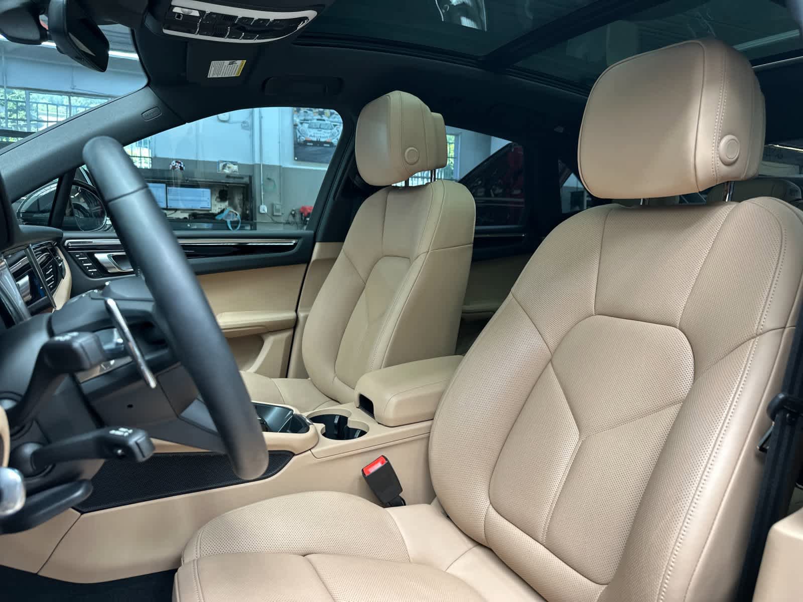 Certified 2025 Porsche Macan AWD/4WD image 5