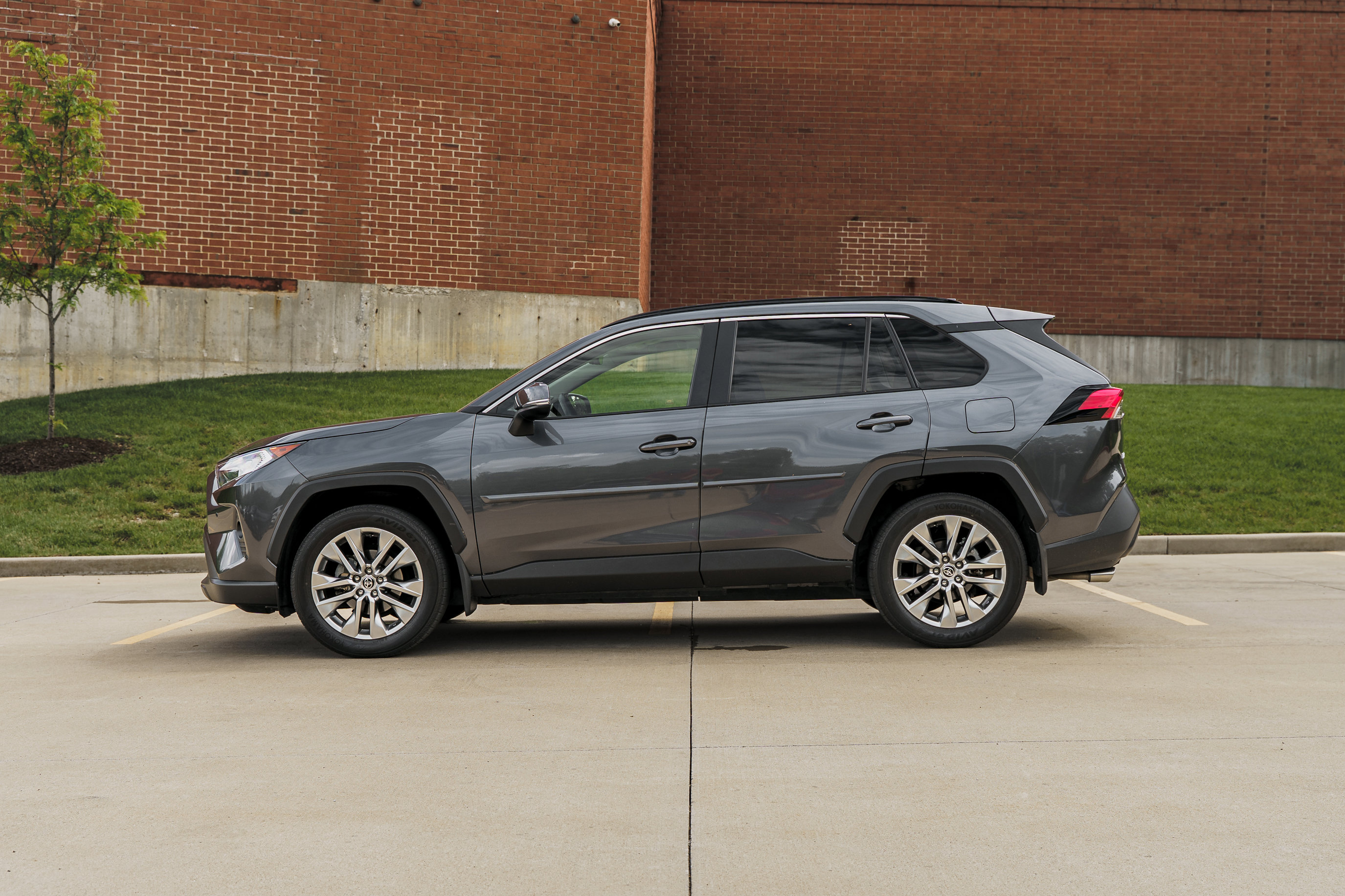 Used 2020 Toyota RAV4 XLE Premium AWD/4WD image 6