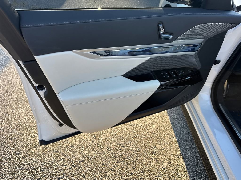 Used 2023 BMW 760i xDrive image 9