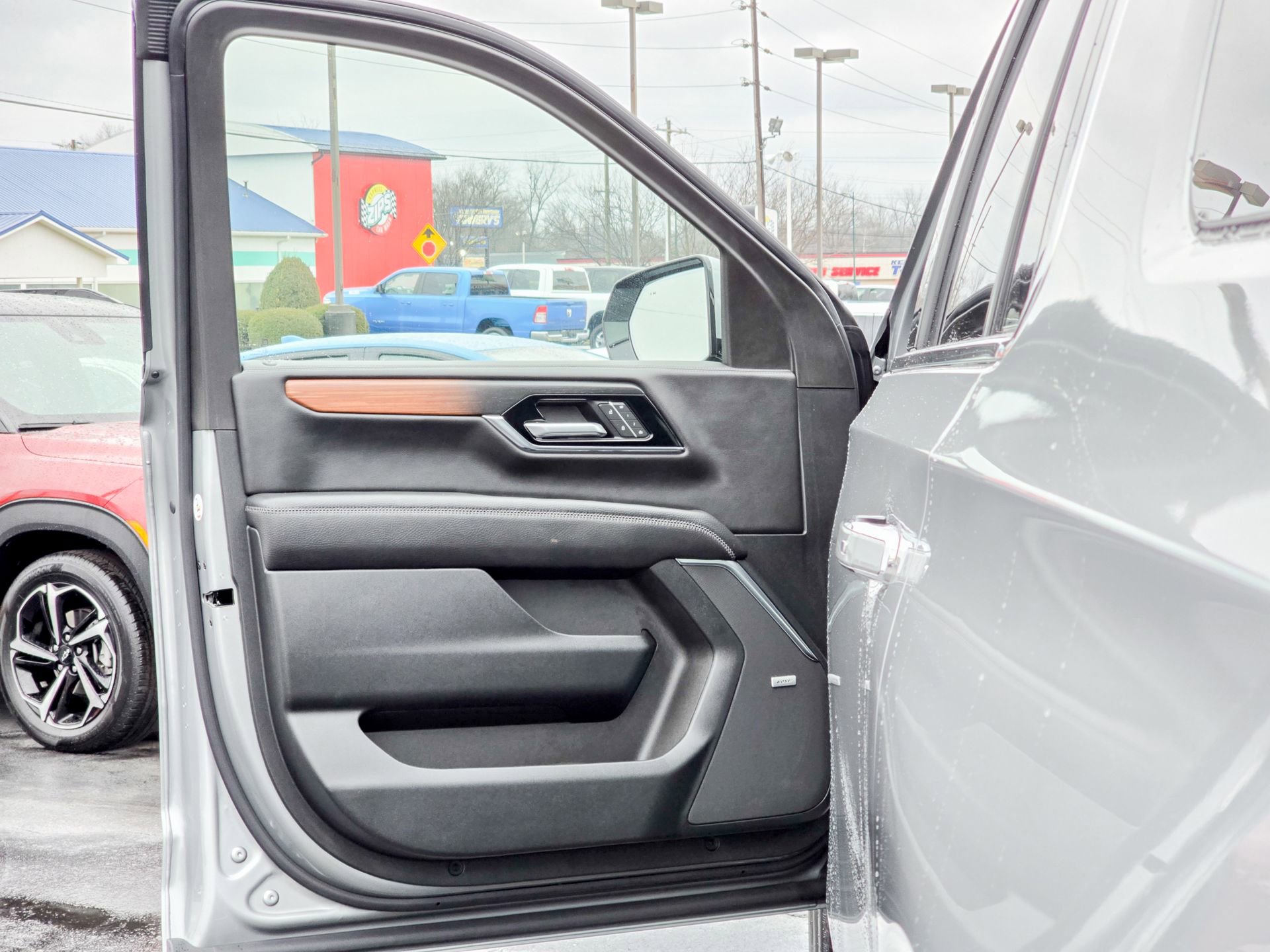 Used 2025 GMC Yukon XL Denali w/ Sun & Power Step Package image 30