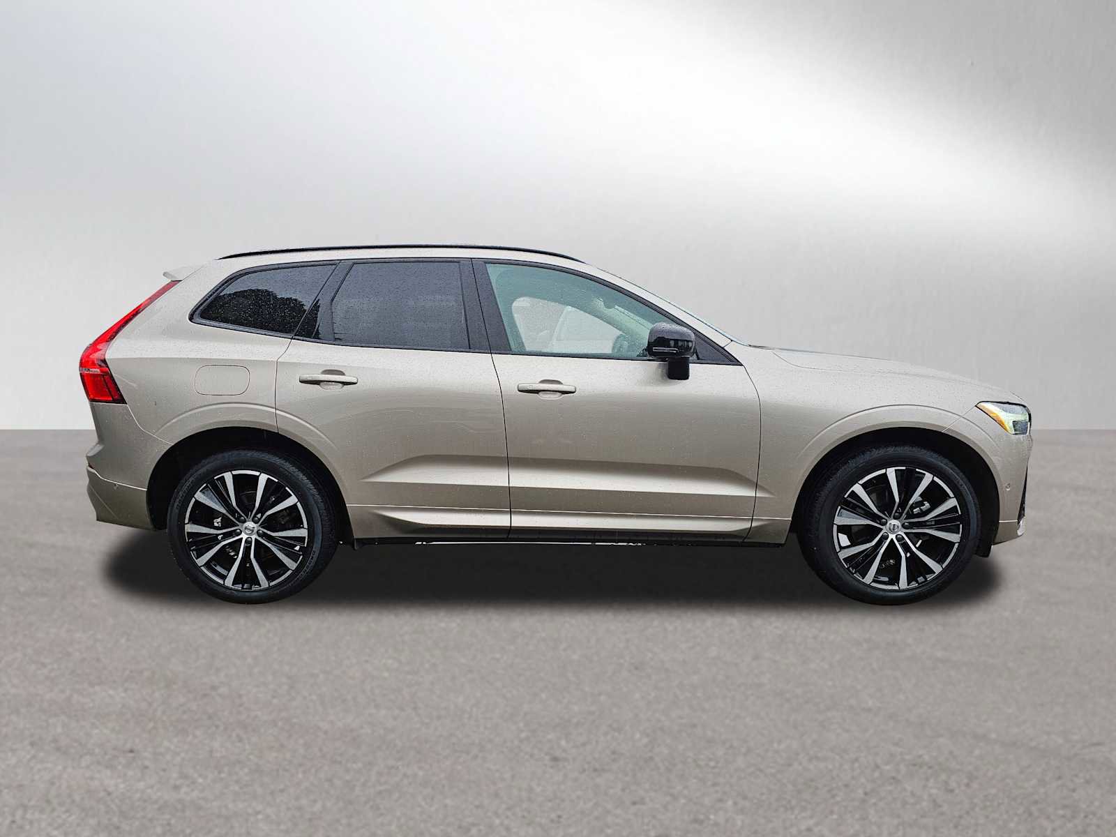 Used 2025 Volvo XC60 B5 Plus w/ Protection Package Premier image 2