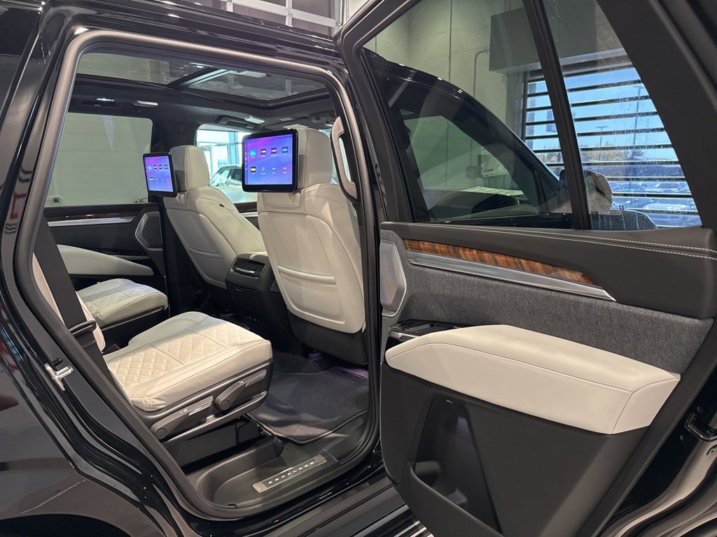 Used 2026 Cadillac Escalade Platinum Sport w/ LPO, ONYX Package image 37