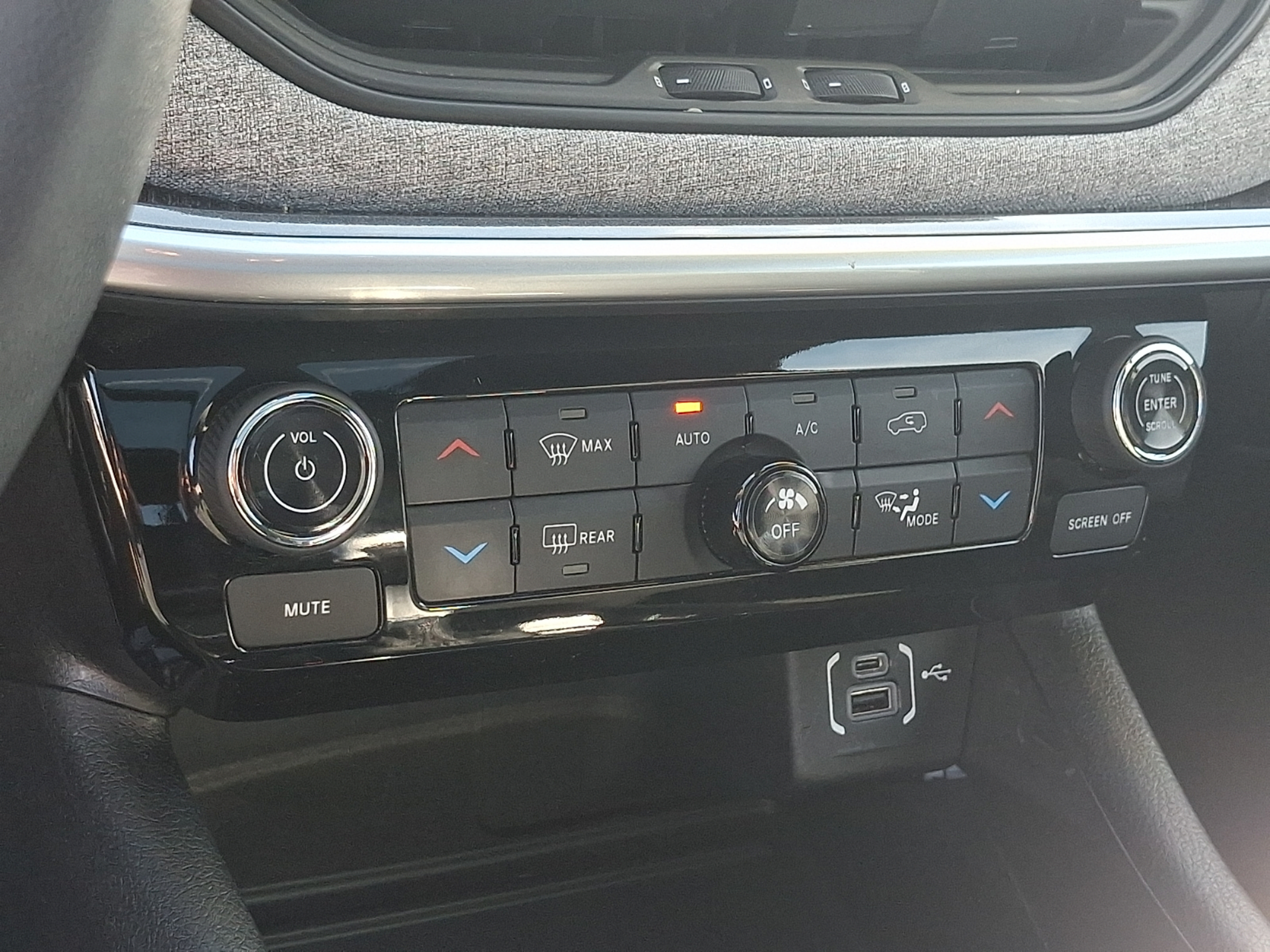 Certified 2023 Jeep Compass Latitude w/ Sun and Sound Group AWD/4WD image 14