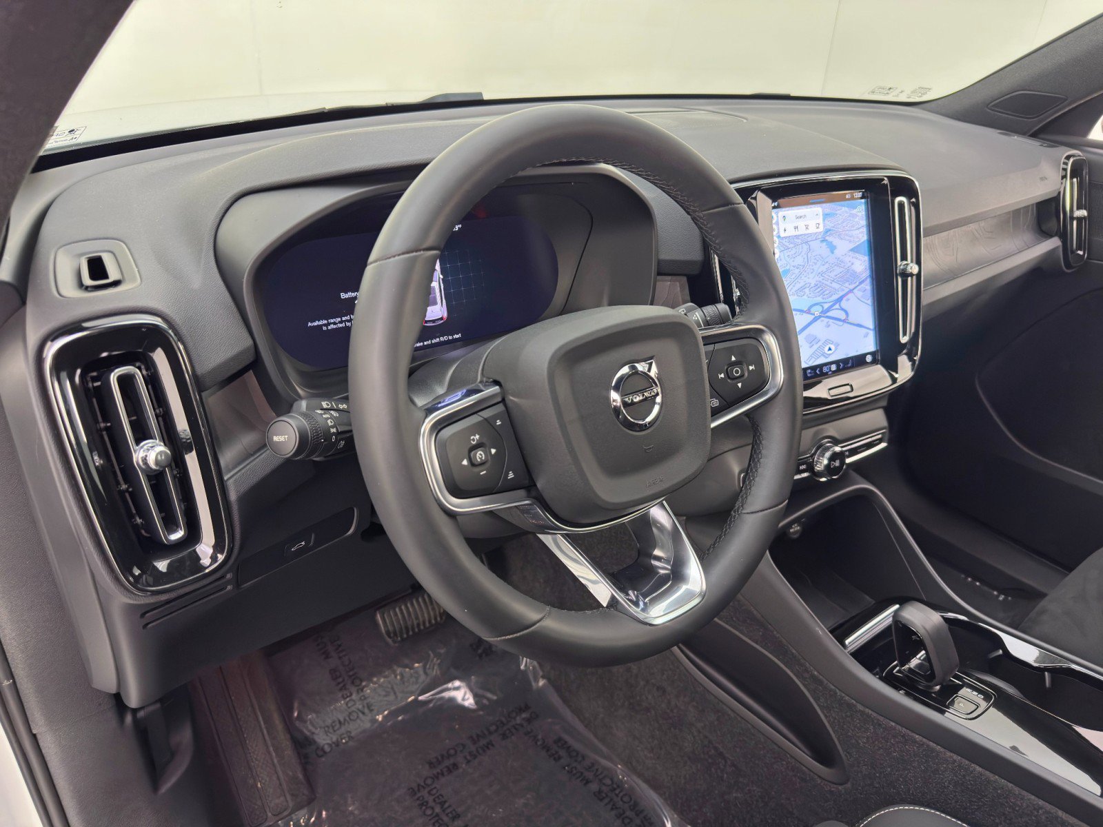 Used 2024 Volvo XC40 Recharge Plus w/ Protection Package Premier image 14