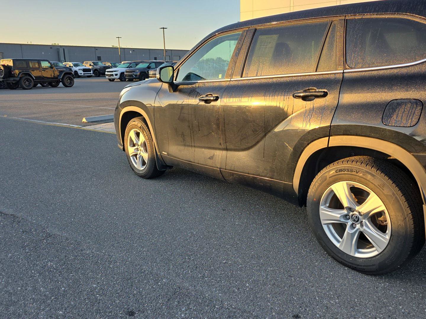 Used 2022 Toyota Highlander LE AWD/4WD image 9