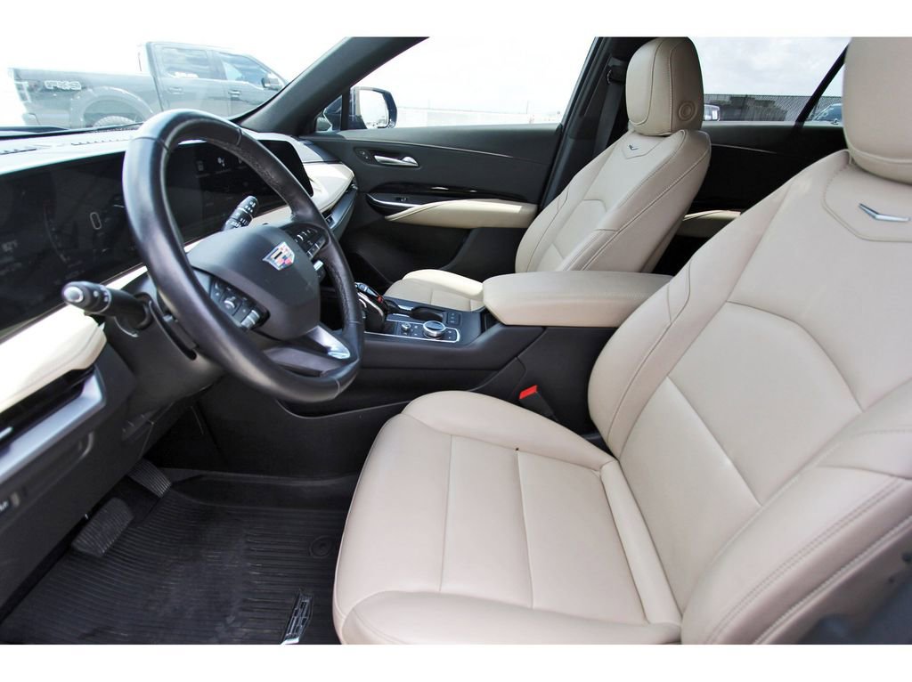 Used 2024 Cadillac XT4 Luxury w/ Cold Weather Package FWD image 6