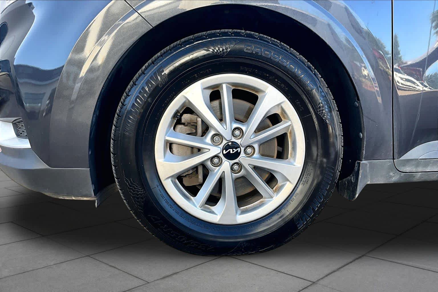 Used 2022 Kia Carnival LX FWD image 11