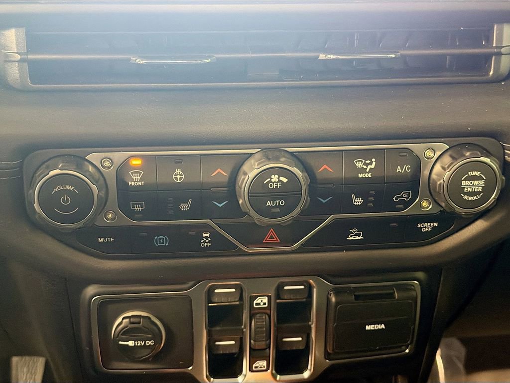 Used 2025 Jeep Wrangler Unlimited Sahara AWD/4WD image 14