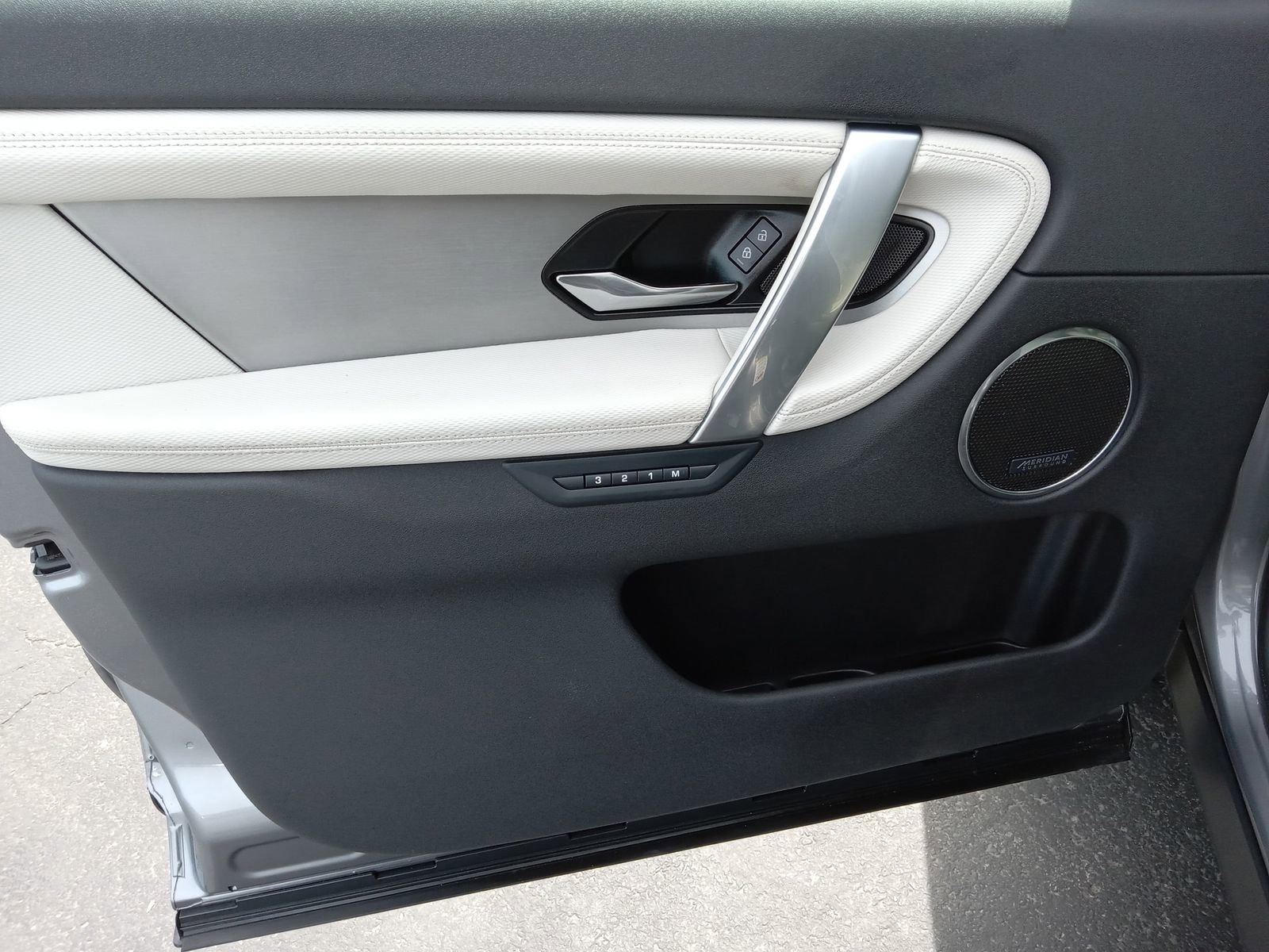 Used 2024 Land Rover Discovery Sport Dynamic SE AWD/4WD image 9