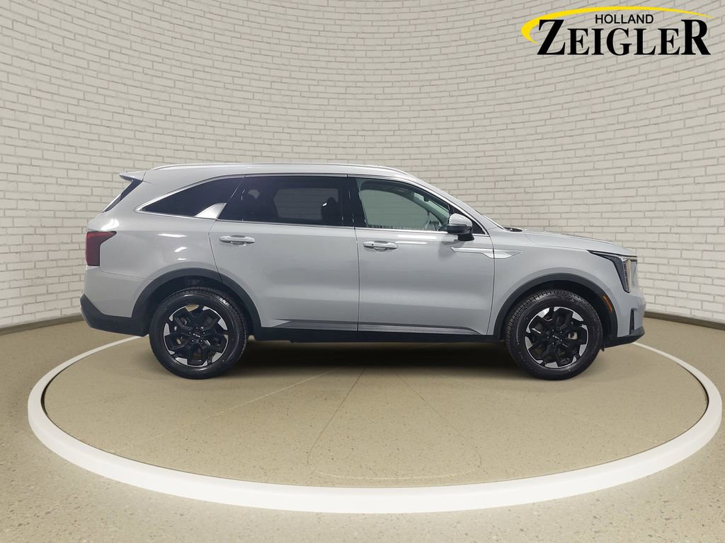 Used 2024 Kia Sorento S w/ Panoramic Sunroof Package image 4