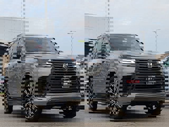 Used 2026 Lexus LX 700h Luxury image 2