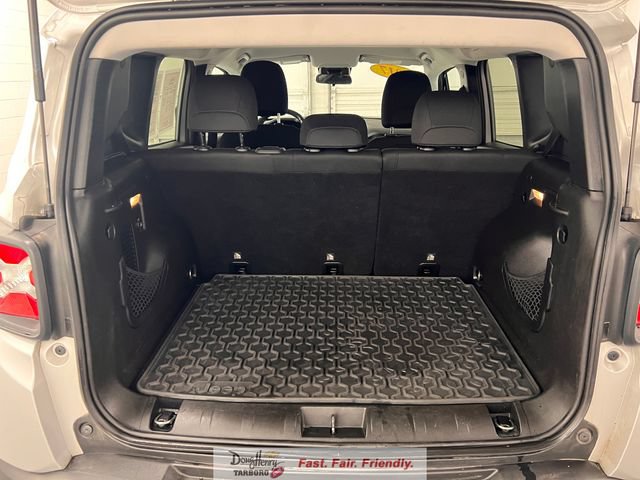 Used 2017 Jeep Renegade Latitude FWD image 34