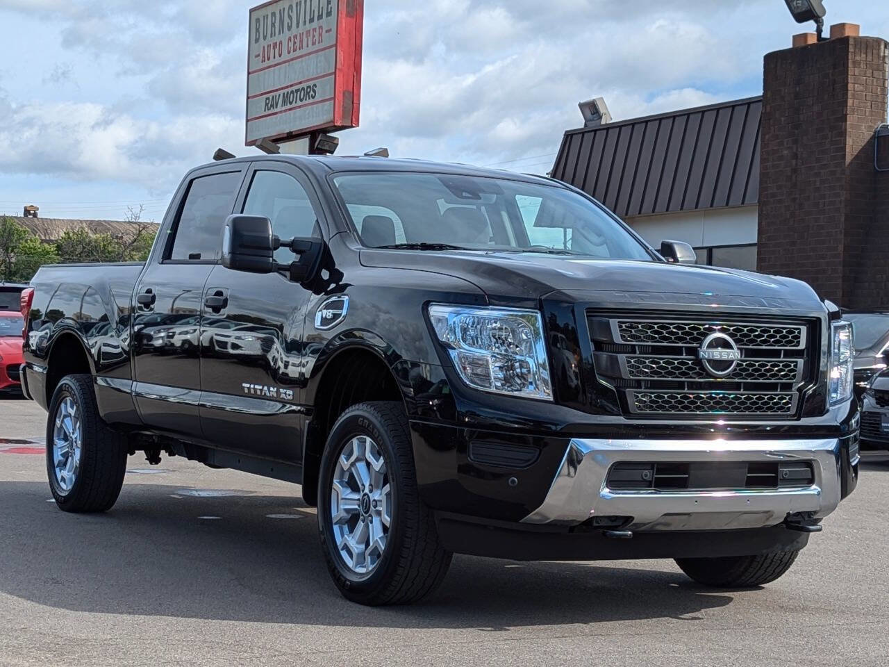 Used 2024 Nissan Titan SV w/ SV Convenience Package image 2