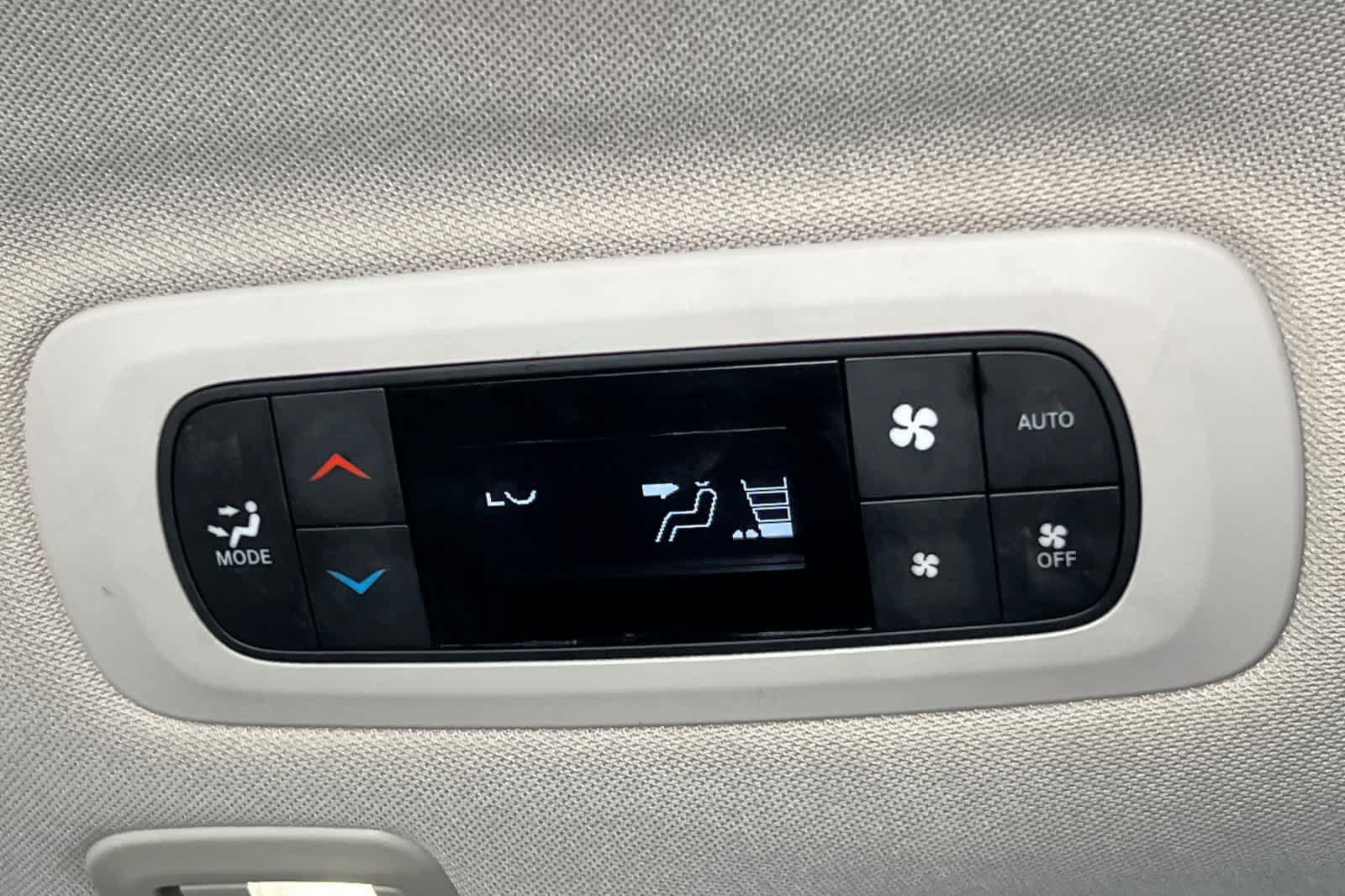 Used 2021 Chrysler Pacifica Touring w/ Uconnect Theater Family Group FWD image 14