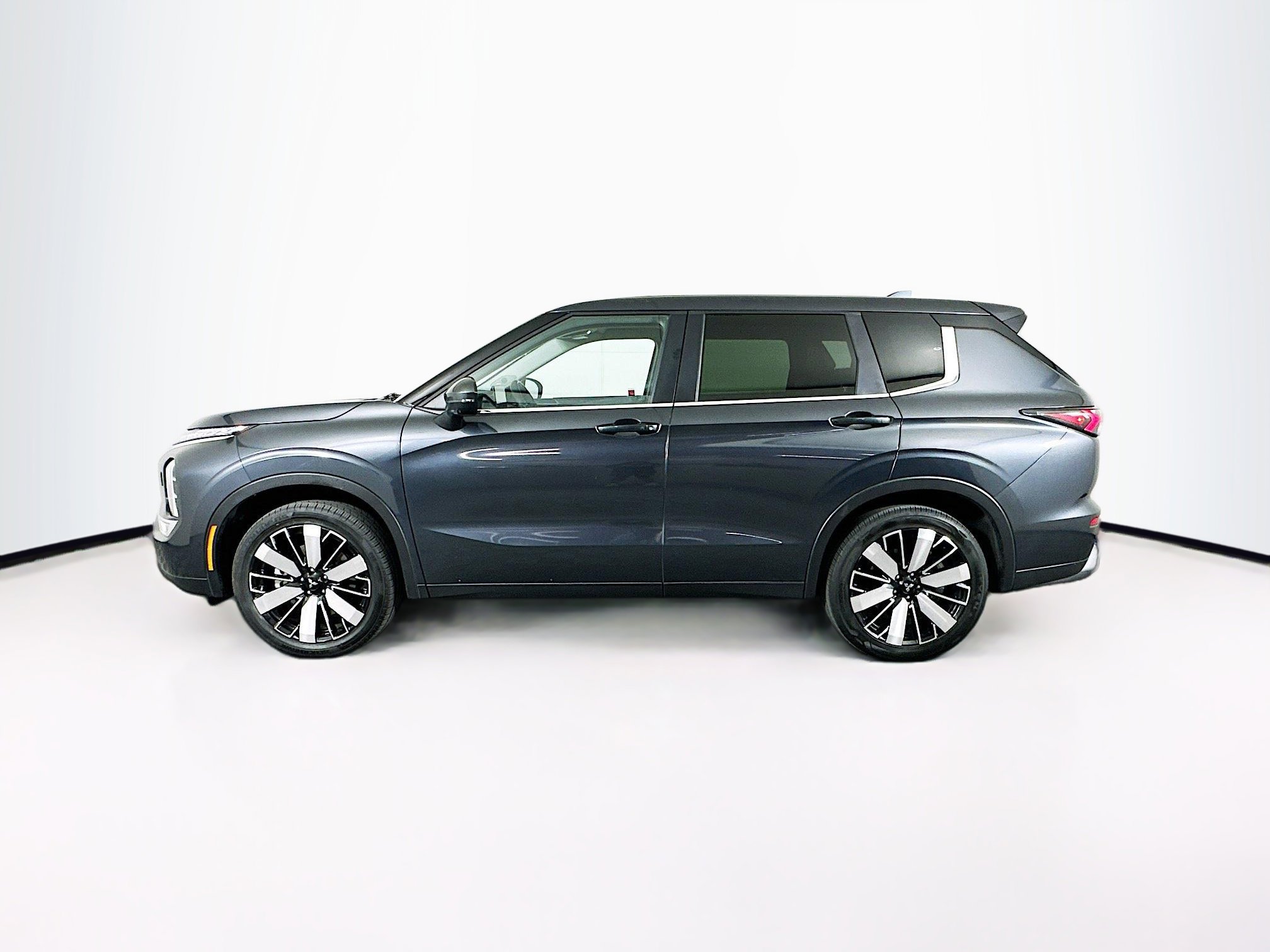 Used 2025 Mitsubishi Outlander SE AWD/4WD image 4