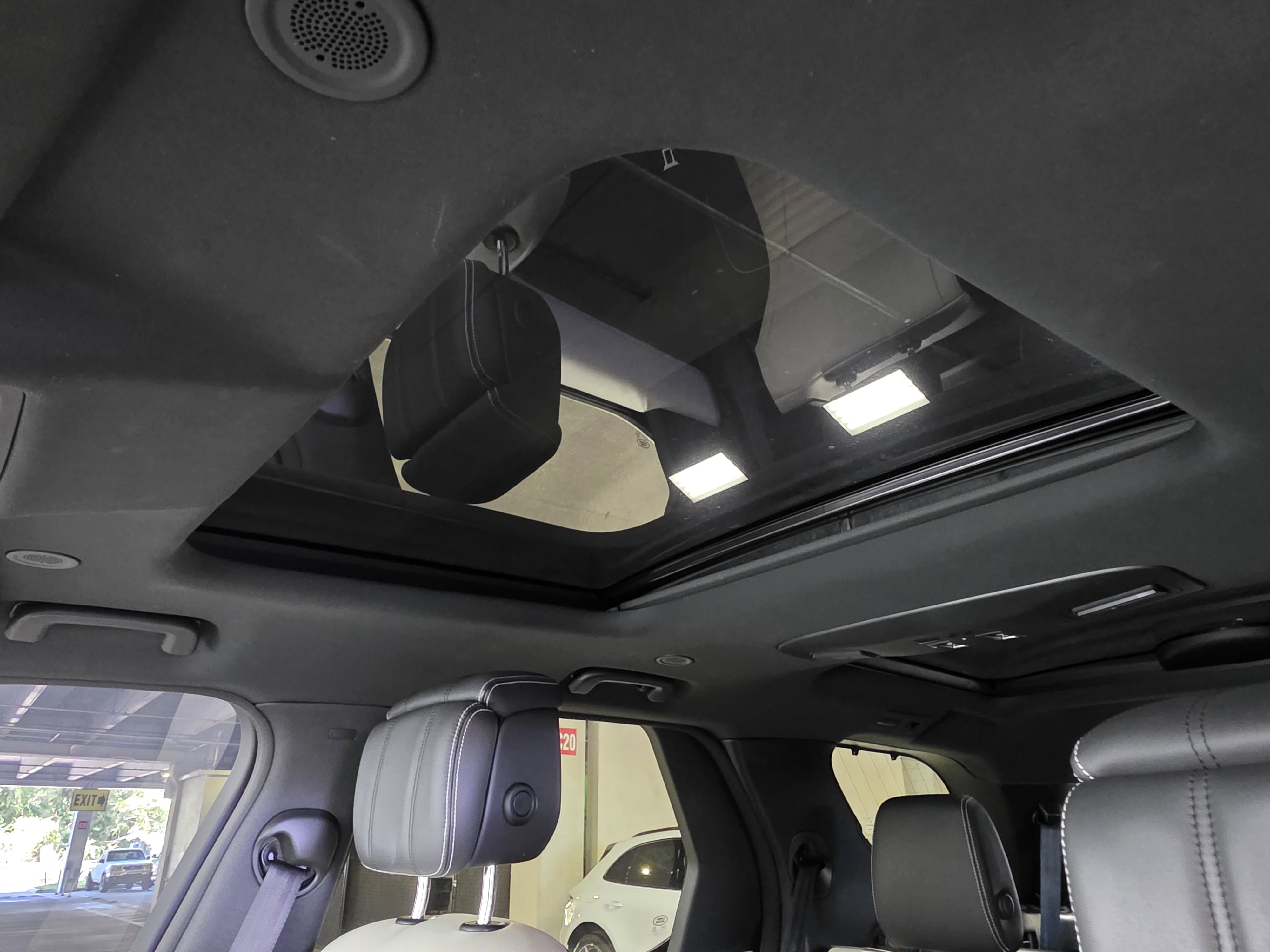 Used 2024 Land Rover Discovery Metropolitan Edition image 25