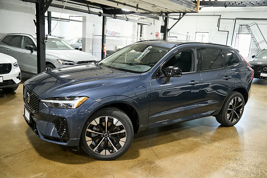 New 2026 Volvo XC60 T8 Plus w/ Climate Package AWD/4WD image 3