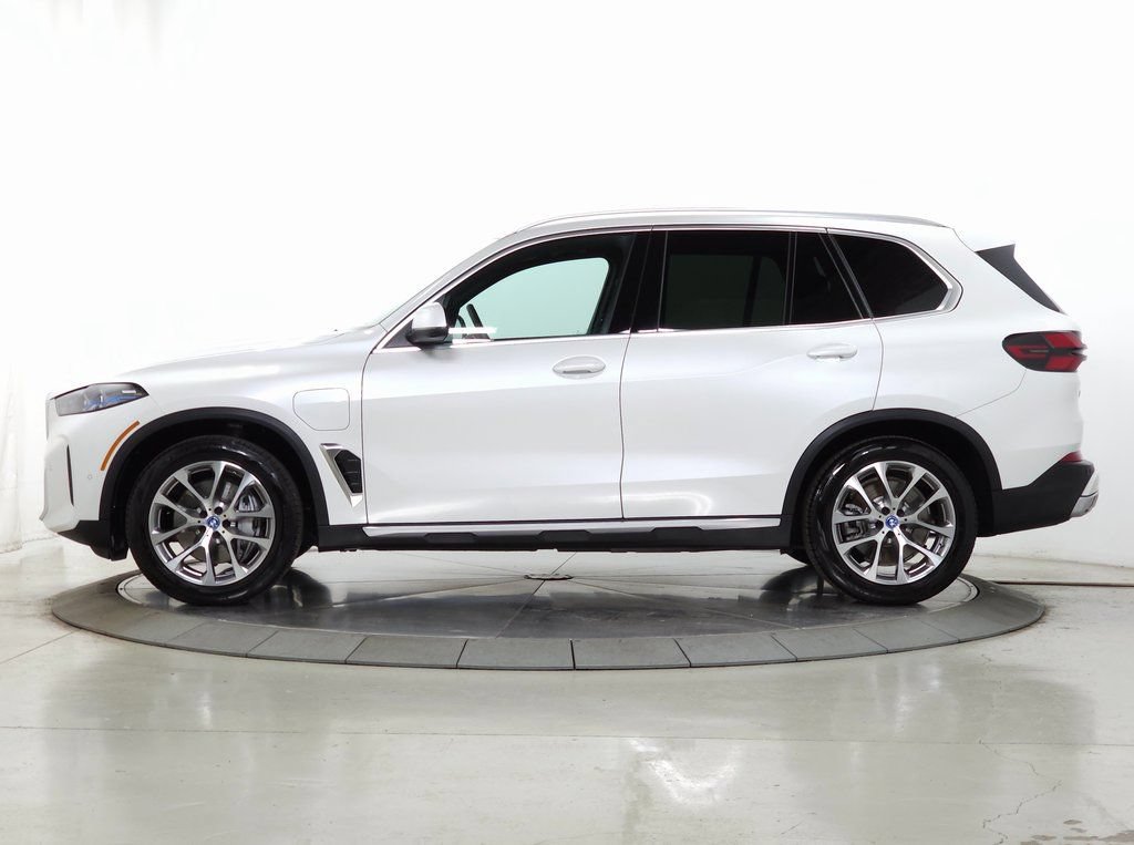 Used 2025 BMW X5 xDrive50e w/ Parking Assistance Package AWD/4WD image 6