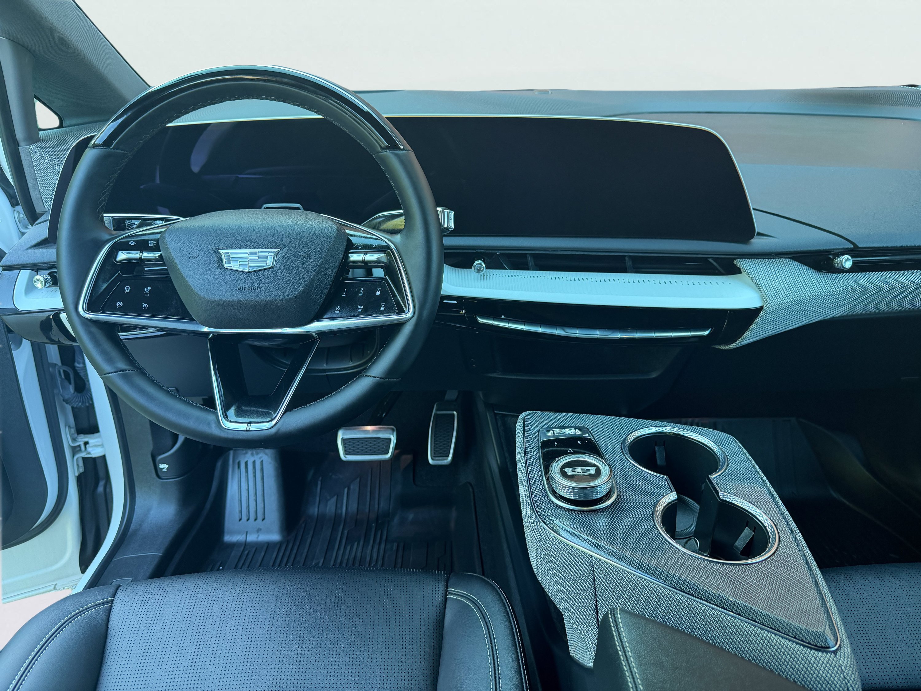 Used 2025 Cadillac Optiq Luxury 2 w/ LPO, Floor Liner Package AWD/4WD image 9