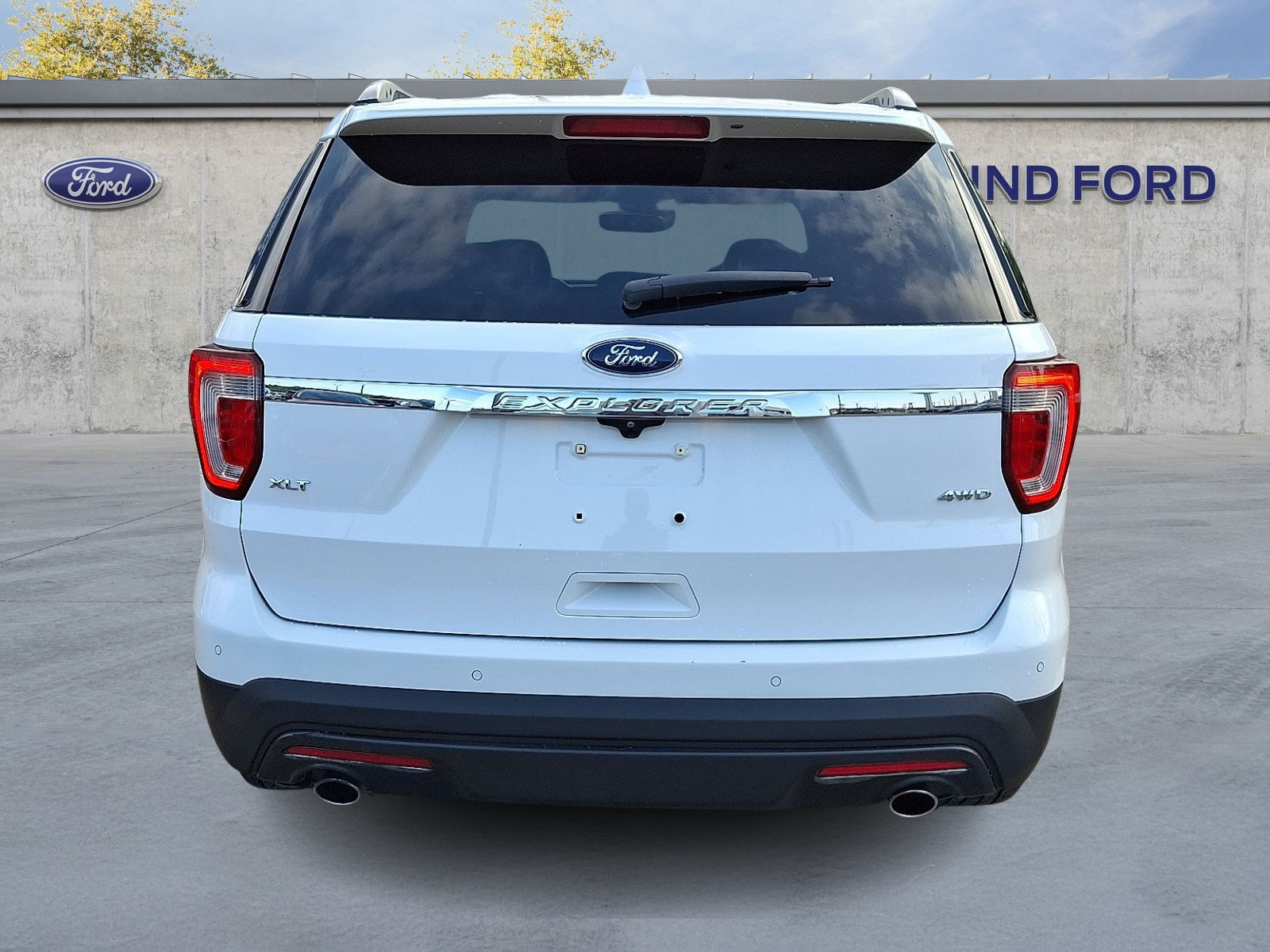 Used 2017 Ford Explorer XLT w/ Equipment Group 202A AWD/4WD image 5