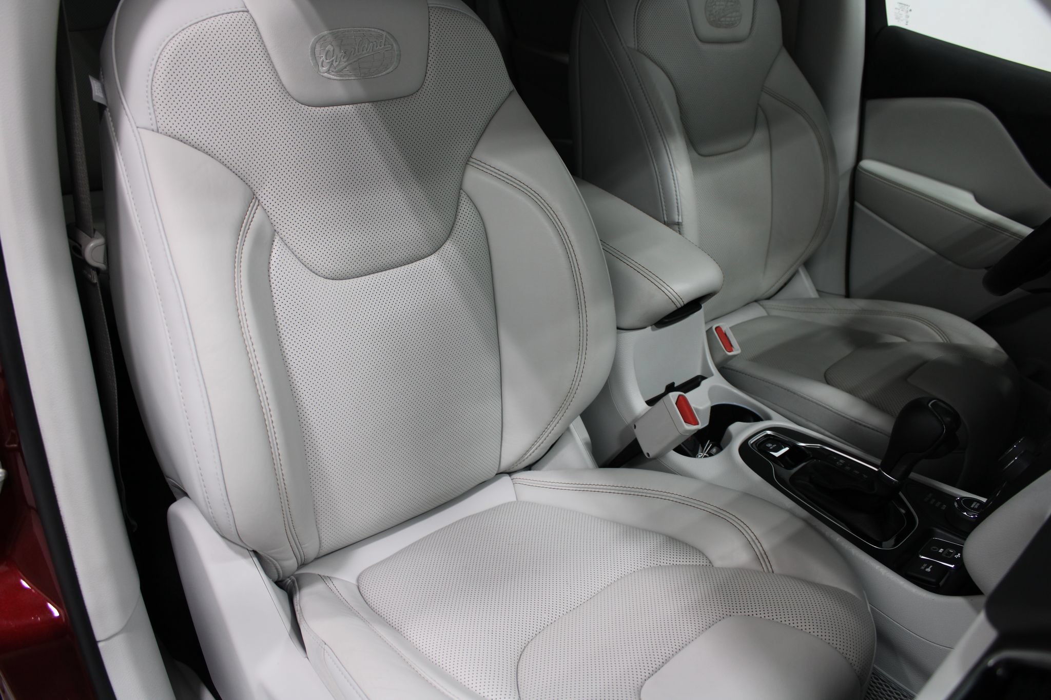 Used 2019 Jeep Cherokee Overland w/ Technology Group AWD/4WD image 28