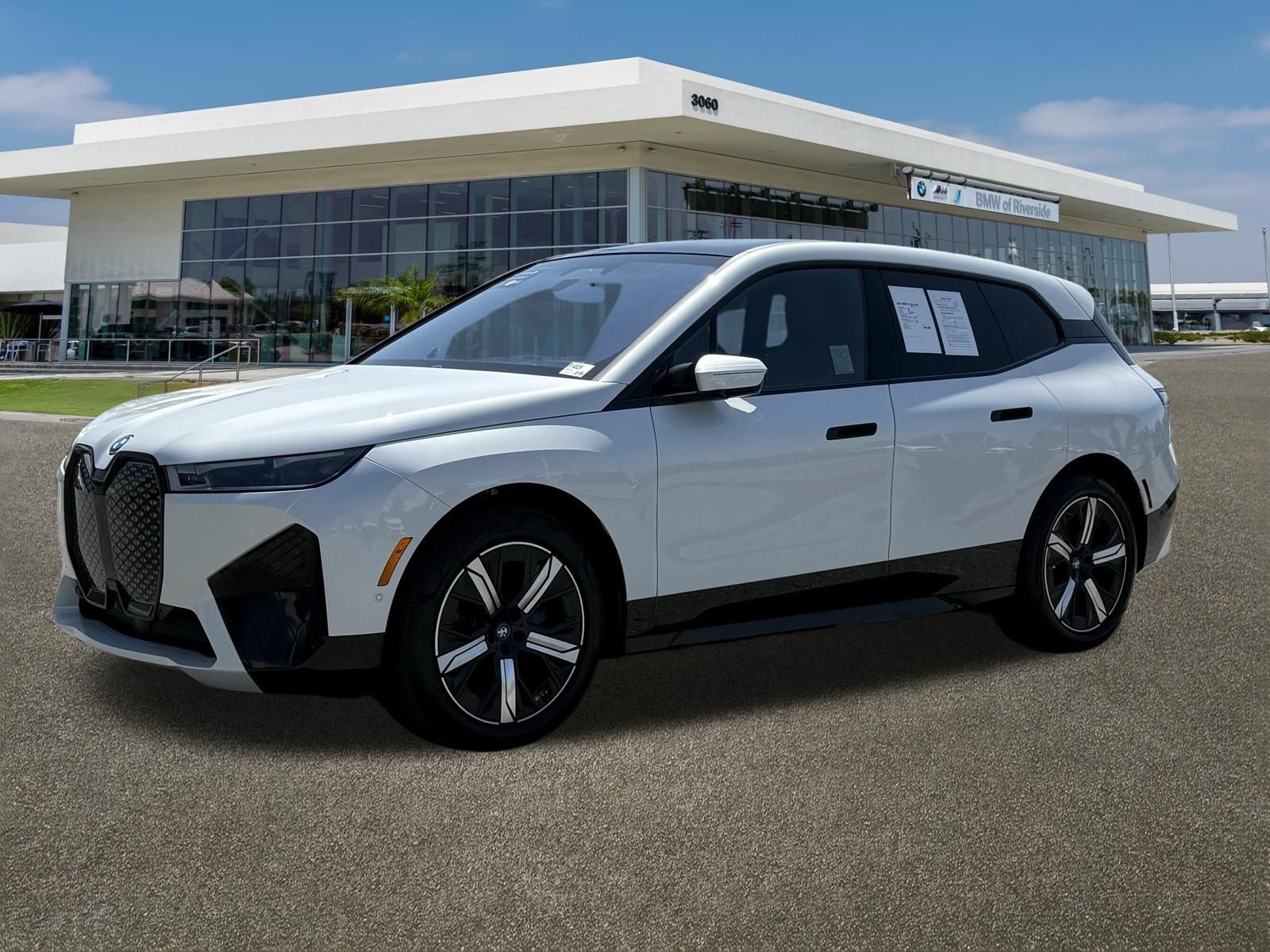 Used 2023 BMW iX xDrive50 w/ Sport Package image 5