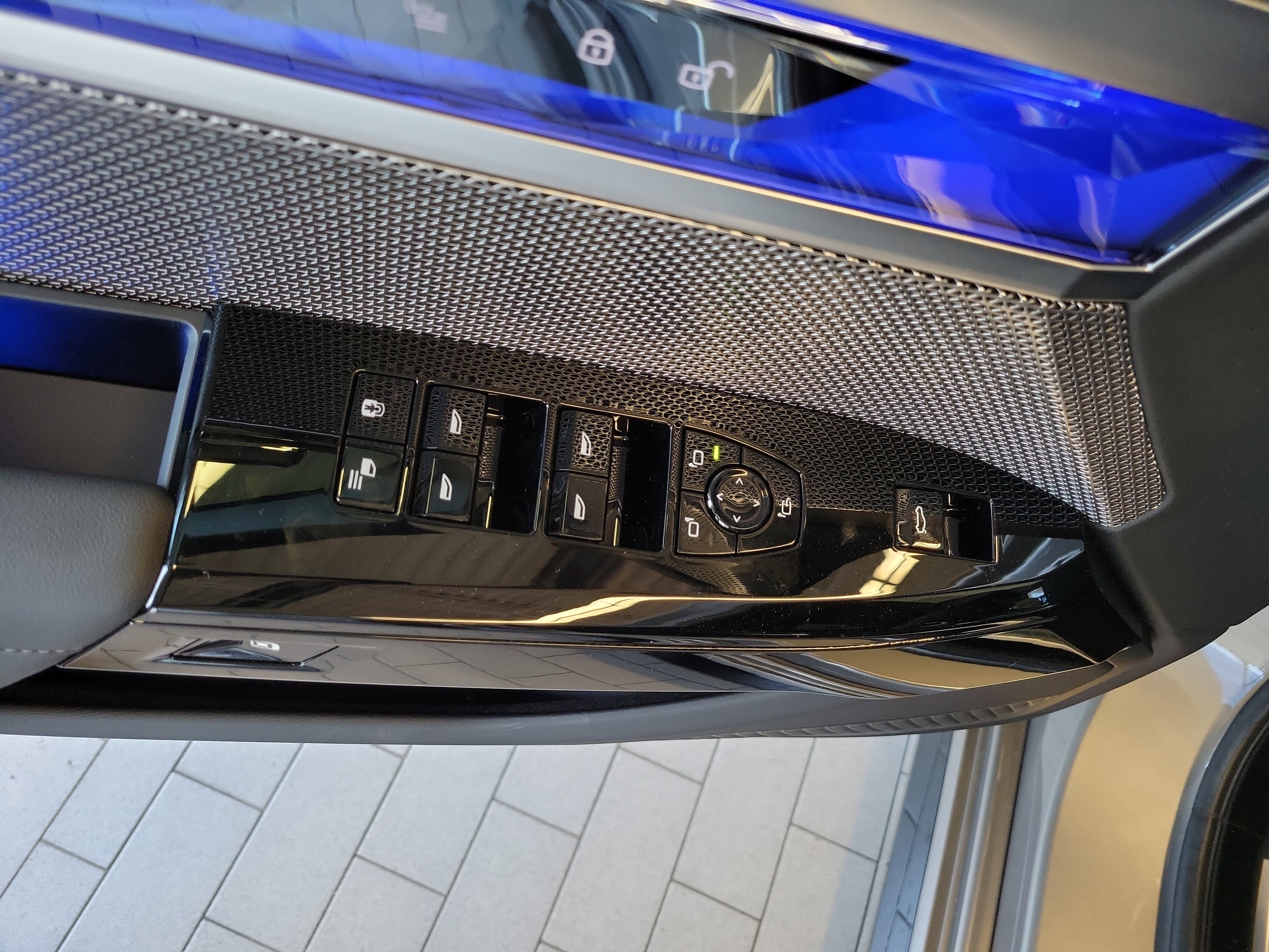 Used 2025 BMW 740i xDrive image 20