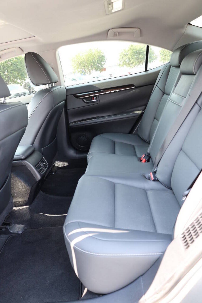 Used 2018 Lexus ES 300h w/ Navigation Package FWD image 17