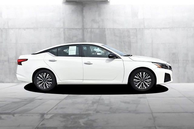 Certified 2025 Nissan Altima 2.5 SV image 5