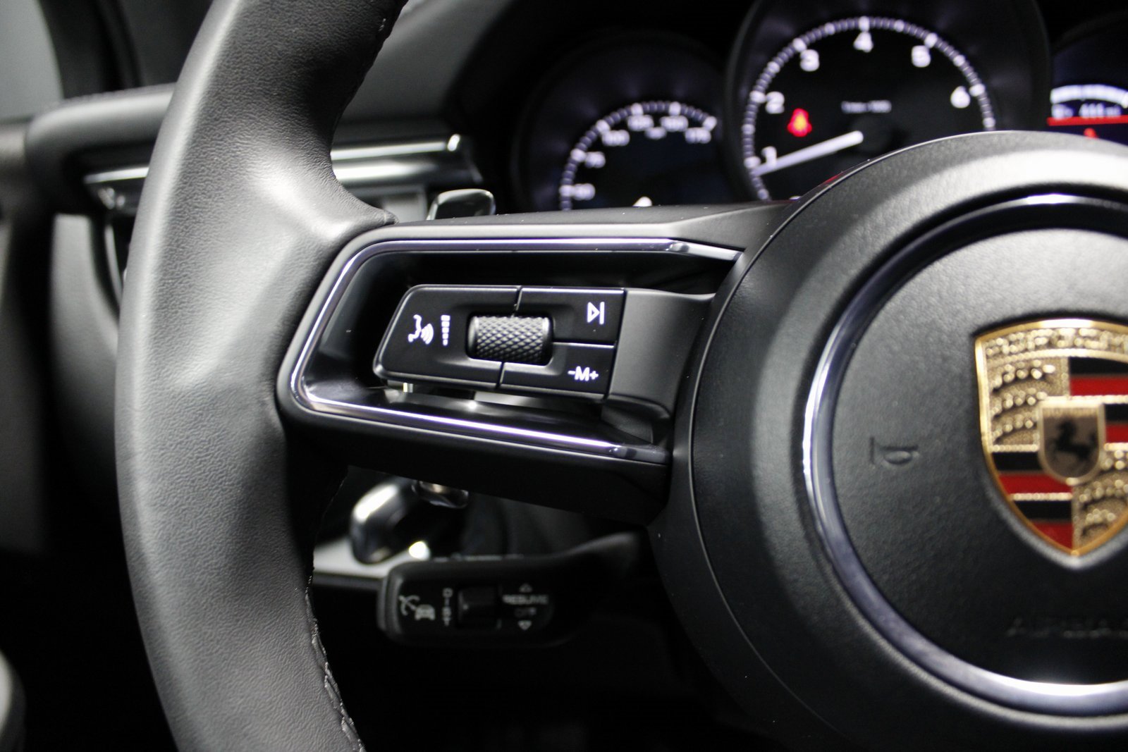 Certified 2025 Porsche Macan image 28