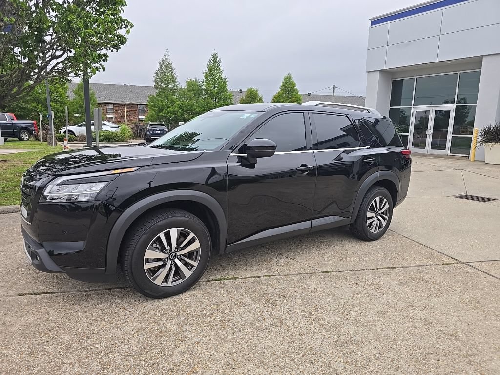 Used 2023 Nissan Pathfinder SL w/ Lighting Package (N92) FWD image 11