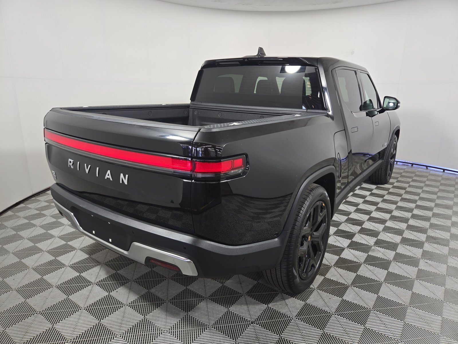 Used 2024 Rivian R1T Adventure Dual AWD/4WD image 5